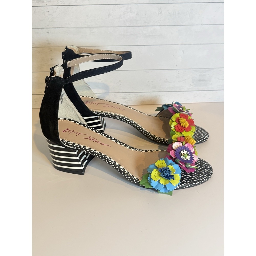 Betsey Johnson Indy 3D Flower Heeled Sandals Size 7.5 Black Striped Block Heel